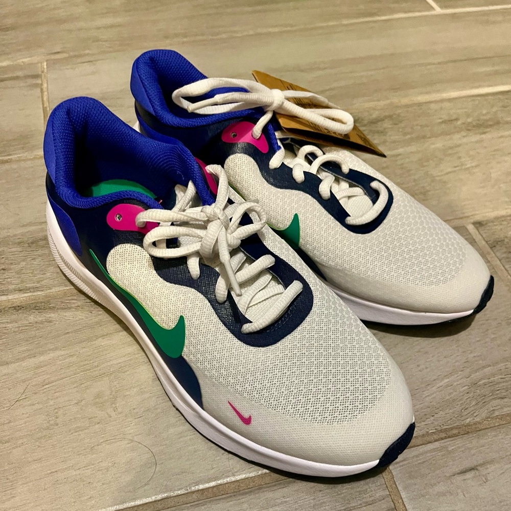 Nike Athletic Shoes fit like women’s 8.5/9